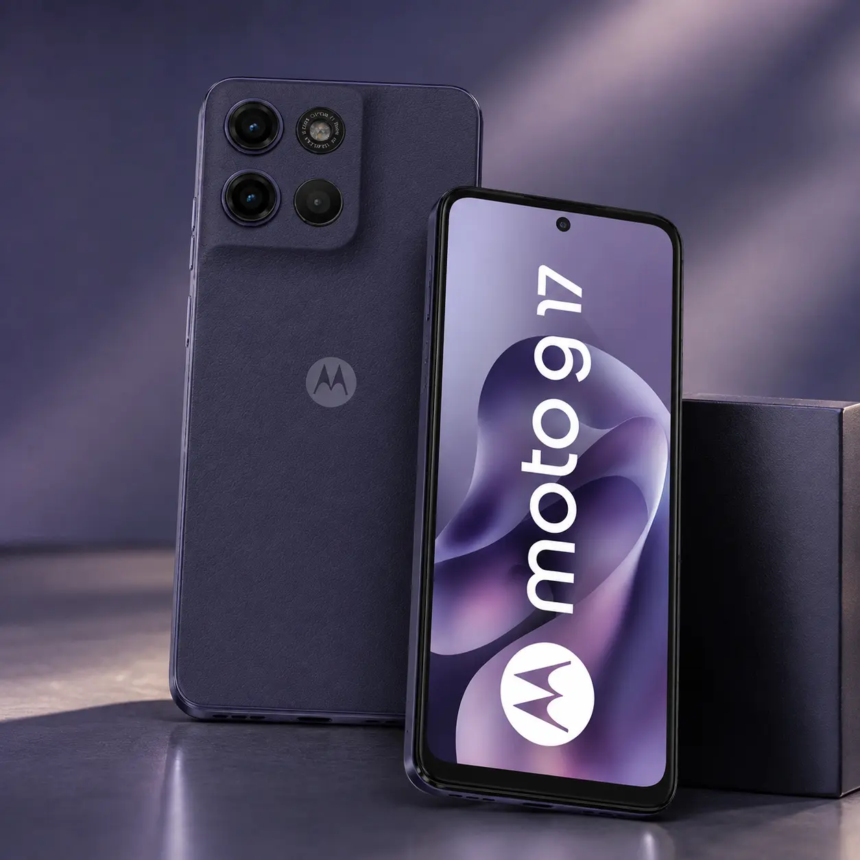 Smartphone Motorola azul con la pantalla encendida mostrando el logotipo de Moto y su cámara trasera
